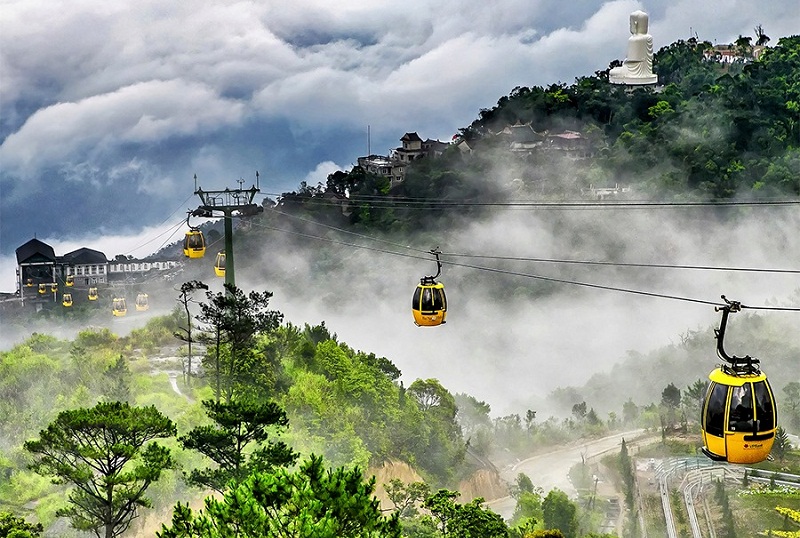 Take Ba Na cable car to admire the scenery.